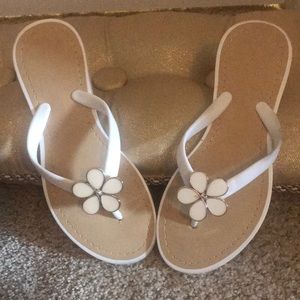 Beautiful white dressy sandals size 6